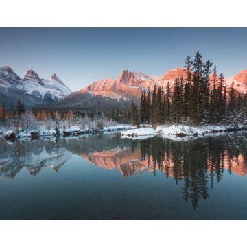 Lais Puzzle - Erster Schnee Nahezu perfekte Spiegelung der Three Sisters Peaks im Bow River. Canmore im Banff-Nationalpark, Alberta, Kanada Schneebedeckter Winterberg in winterlicher Atmosphäre - 40, 100, 200, 500, 1.000 & 2.000 Teile