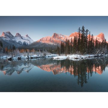 Lais Puzzle - Erster Schnee Nahezu perfekte Spiegelung der Three Sisters Peaks im Bow River. Canmore im Banff-Nationalpark, Alberta, Kanada Schneebedeckter Winterberg in winterlicher Atmosphäre - 1.000 Teile