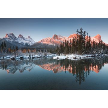 Lais Puzzle - Erster Schnee Nahezu perfekte Spiegelung der Three Sisters Peaks im Bow River. Canmore im Banff-Nationalpark, Alberta, Kanada Schneebedeckter Winterberg in winterlicher Atmosphäre - 2.000 Teile