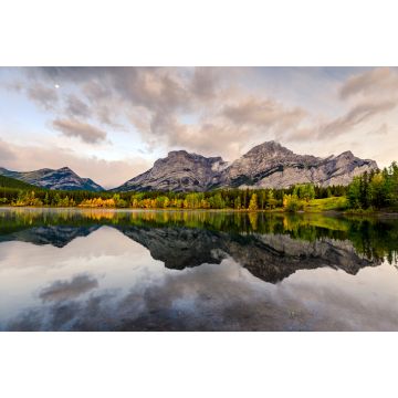Lais Puzzle - Kanadische Rocky Mountains mit Mondspiegelung auf dem Wedge Lake am Morgen in Kananaskis Country - 2.000 Teile
