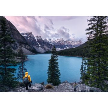 Lais Puzzle - Reisende stehen am Moraine Lake mit den kanadischen Rockies im Banff National Park - 1.000 Teile