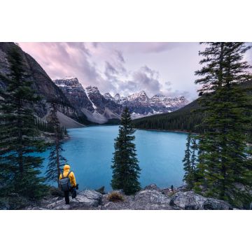 Lais Puzzle - Reisende stehen am Moraine Lake mit den kanadischen Rockies im Banff National Park - 2.000 Teile