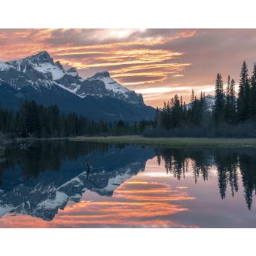 Lais Puzzle - Malerische Abendfarben bei Sonnenuntergang in Canmore Spring Creek Mountain Village und weit entfernte verschneite Rocky Mountain Peaks Landschaft im frühen Frühling, Alberta Kanada - 40, 100, 200, 500, 1.000 & 2.000 Teile
