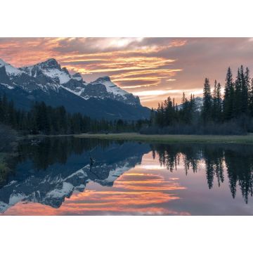 Lais Puzzle - Malerische Abendfarben bei Sonnenuntergang in Canmore Spring Creek Mountain Village und weit entfernte verschneite Rocky Mountain Peaks Landschaft im frühen Frühling, Alberta Kanada - 1.000 Teile