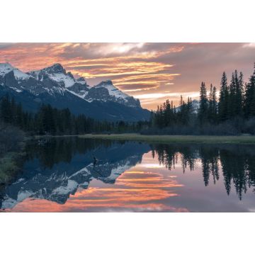 Lais Puzzle - Malerische Abendfarben bei Sonnenuntergang in Canmore Spring Creek Mountain Village und weit entfernte verschneite Rocky Mountain Peaks Landschaft im frühen Frühling, Alberta Kanada - 2.000 Teile