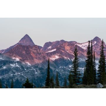 Lais Puzzle - Bergkette bei Sonnenuntergang, felsige Berge, Valhalla Provincial Park, West Kootenays, BC, Kanada. Rosa und rote Untertöne, dramatisch - 2.000 Teile
