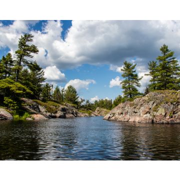Lais Puzzle - Felsen, Bäume, blauer Himmel, weiße Wolken und Wasser an einem Sommertag am Bad River in Ontario, Kanada - 40, 100, 200, 500, 1.000 & 2.000 Teile