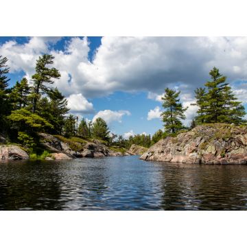 Lais Puzzle - Felsen, Bäume, blauer Himmel, weiße Wolken und Wasser an einem Sommertag am Bad River in Ontario, Kanada - 1.000 Teile