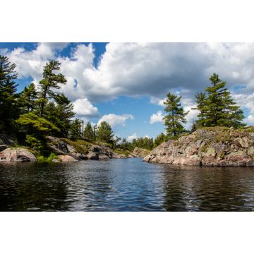 Lais Puzzle - Felsen, Bäume, blauer Himmel, weiße Wolken und Wasser an einem Sommertag am Bad River in Ontario, Kanada - 2.000 Teile