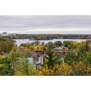 Lais Puzzle - Blick von der Grotte Unserer Lieben Frau von Lourdes auf die Stadt Sudbury im Herbst - 2.000 Teile