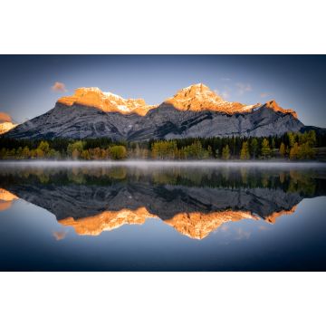 Lais Puzzle - Warmes Sonnenlicht, das den Mount Kidd im Hintergrund beleuchtet und vom stillen Wedge Pond in Kananaskis Country, Kanada, reflektiert wird - 2.000 Teile