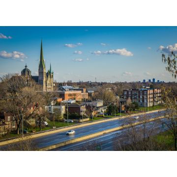 Lais Puzzle - Blick auf das historische Zentrum von Longueuil (Quebec, Kanada) und die Kathedrale vom Aussichtsturm im Marie Victorin Park - 1.000 Teile