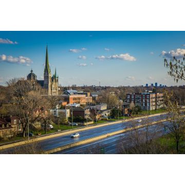 Lais Puzzle - Blick auf das historische Zentrum von Longueuil (Quebec, Kanada) und die Kathedrale vom Aussichtsturm im Marie Victorin Park - 2.000 Teile