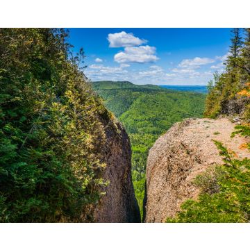Lais Puzzle - Riss in den Felsen im Unesco-Geopark Percé, unweit des berühmten Percé-Felsens, mit Blick auf den Wald von Gaspésie, Quebec, im Hintergrund - 40, 100, 200, 500, 1.000 & 2.000 Teile