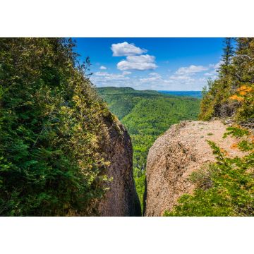 Lais Puzzle - Riss in den Felsen im Unesco-Geopark Percé, unweit des berühmten Percé-Felsens, mit Blick auf den Wald von Gaspésie, Quebec, im Hintergrund - 1.000 Teile
