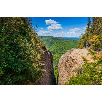 Lais Puzzle - Riss in den Felsen im Unesco-Geopark Percé, unweit des berühmten Percé-Felsens, mit Blick auf den Wald von Gaspésie, Quebec, im Hintergrund - 2.000 Teile