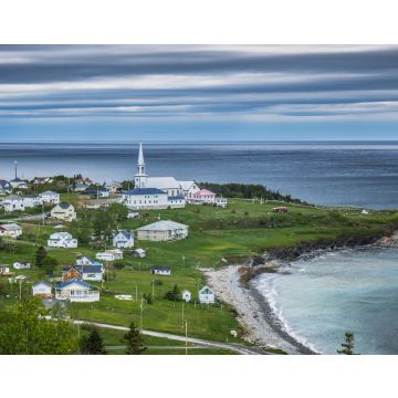 Lais Puzzle - Blick auf das kleine Dorf St Maurice de l'Echouerie mit seiner kleinen weißen Kirche, dem Strand und den Häusern in Gaspesie (Quebec, Kanada) - 40, 100, 200, 500, 1.000 & 2.000 Teile