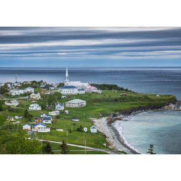 Lais Puzzle - Blick auf das kleine Dorf St Maurice de l'Echouerie mit seiner kleinen weißen Kirche, dem Strand und den Häusern in Gaspesie (Quebec, Kanada) - 1.000 Teile