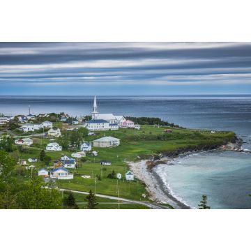 Lais Puzzle - Blick auf das kleine Dorf St Maurice de l'Echouerie mit seiner kleinen weißen Kirche, dem Strand und den Häusern in Gaspesie (Quebec, Kanada) - 2.000 Teile