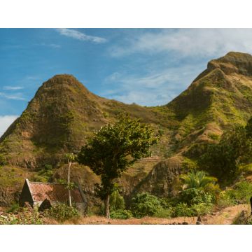Lais Puzzle - Panoramablick auf eine Touristin mit blauem Rucksack, die die Landschaft in den Bergen der Insel Santo Antao, Cabo Verde, fotografiert - 40, 100, 200, 500, 1.000 & 2.000 Teile
