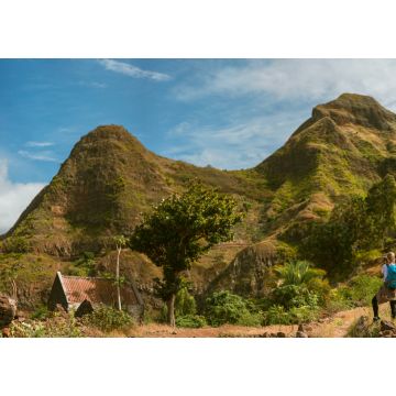 Lais Puzzle - Panoramablick auf eine Touristin mit blauem Rucksack, die die Landschaft in den Bergen der Insel Santo Antao, Cabo Verde, fotografiert - 1.000 Teile