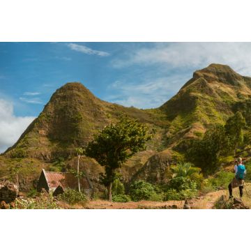 Lais Puzzle - Panoramablick auf eine Touristin mit blauem Rucksack, die die Landschaft in den Bergen der Insel Santo Antao, Cabo Verde, fotografiert - 2.000 Teile