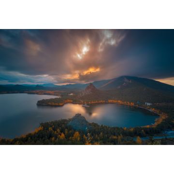 Lais Puzzle - Dramatische Herbstabend-Wolkenlandschaft bei Sonnenuntergang. Die leuchtenden Farben des Herbstes um einen Bergsee. Kasachstan. Asien. - 2.000 Teile