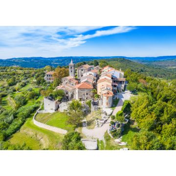 Lais Puzzle - Schöne Altstadt von Hum auf dem Hügel, traditionelle Architektur in Istrien, Kroatien - 1.000 Teile