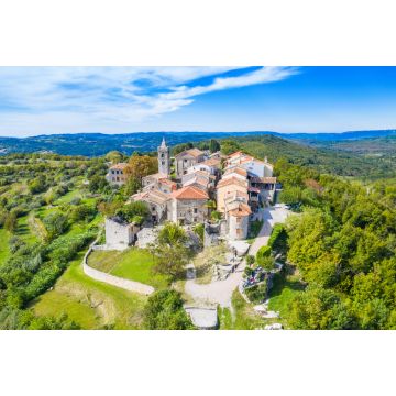 Lais Puzzle - Schöne Altstadt von Hum auf dem Hügel, traditionelle Architektur in Istrien, Kroatien - 2.000 Teile