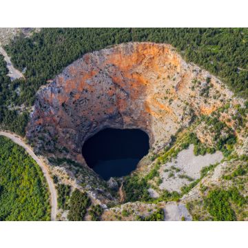 Lais Puzzle - Roter See kroatisch: Crveno jezero ist eine Einsturzdoline, die einen Karstsee in der Nähe von Imotski, Kroatien, enthält. Er ist 530 Meter tief. - 40, 100, 200, 500, 1.000 & 2.000 Teile