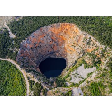 Lais Puzzle - Roter See kroatisch: Crveno jezero ist eine Einsturzdoline, die einen Karstsee in der Nähe von Imotski, Kroatien, enthält. Er ist 530 Meter tief. - 1.000 Teile