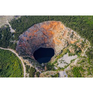 Lais Puzzle - Roter See kroatisch: Crveno jezero ist eine Einsturzdoline, die einen Karstsee in der Nähe von Imotski, Kroatien, enthält. Er ist 530 Meter tief. - 2.000 Teile