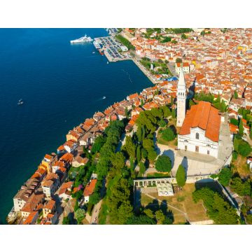 Lais Puzzle - St. Euphemia Kirche mit klassischem Turm in der Stadt Rovinj in der Nähe des Adriatischen Meeres. Rote Dächer lokaler Häuser umgeben von grünen Bäumen auf einer Halbinsel - 40, 100, 200, 500, 1.000 & 2.000 Teile