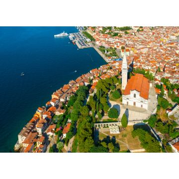Lais Puzzle - St. Euphemia Kirche mit klassischem Turm in der Stadt Rovinj in der Nähe des Adriatischen Meeres. Rote Dächer lokaler Häuser umgeben von grünen Bäumen auf einer Halbinsel - 1.000 Teile