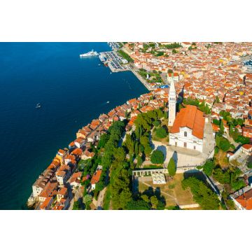 Lais Puzzle - St. Euphemia Kirche mit klassischem Turm in der Stadt Rovinj in der Nähe des Adriatischen Meeres. Rote Dächer lokaler Häuser umgeben von grünen Bäumen auf einer Halbinsel - 2.000 Teile
