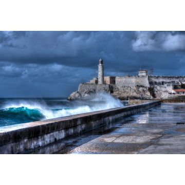Lais Puzzle - Kuba, Havanna. Sich brechende Wellen an der Uferpromenade Malecon. Die Festung El Morro im Hintergrund - 2.000 Teile