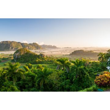 Lais Puzzle - Kalksteinfelsen namens Mogotes im Viñales-Tal nahe dem westlichen Ende der Insel Kuba sind eine wunderschöne Karstlandschaft, die von Bergen umgeben ist - 2.000 Teile