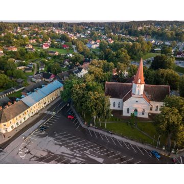 Lais Puzzle - Luftaufnahme eines leeren Parkplatzes im Stadtzentrum vor der Kirche, Smiltene, Lettland - 40, 100, 200, 500, 1.000 & 2.000 Teile