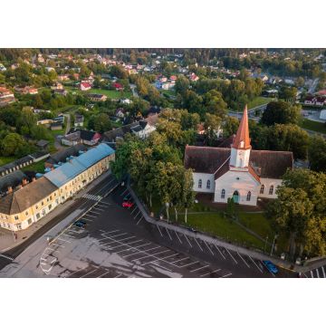 Lais Puzzle - Luftaufnahme eines leeren Parkplatzes im Stadtzentrum vor der Kirche, Smiltene, Lettland - 1.000 Teile