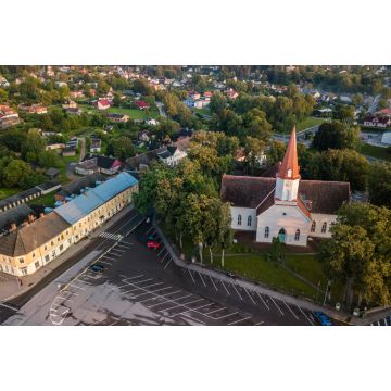 Lais Puzzle - Luftaufnahme eines leeren Parkplatzes im Stadtzentrum vor der Kirche, Smiltene, Lettland - 2.000 Teile