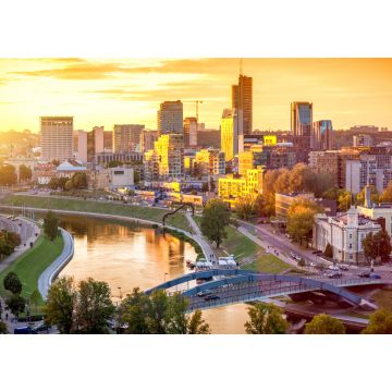 Lais Puzzle - Stadtansicht des Finanzviertels mit modernen Gebäuden, Fluss und Brücke während des Sonnenuntergangs in Vilnius, Litauen - 1.000 Teile