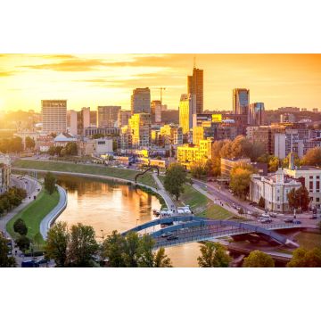 Lais Puzzle - Stadtansicht des Finanzviertels mit modernen Gebäuden, Fluss und Brücke während des Sonnenuntergangs in Vilnius, Litauen - 2.000 Teile