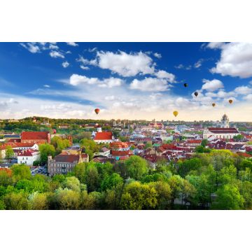 Lais Puzzle - Schönes Sommerpanorama der Altstadt von Vilnius mit bunten Heißluftballons am Himmel - 2.000 Teile