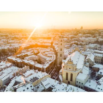 Lais Puzzle - Schönes Vilniuser Stadtpanorama im Winter mit schneebedeckten Häusern, Kirchen und Straßen. Winterliche Stadtkulisse in Vilnius, Litauen - 40, 100, 200, 500, 1.000 & 2.000 Teile