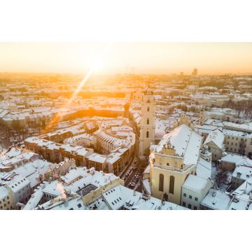 Lais Puzzle - Schönes Vilniuser Stadtpanorama im Winter mit schneebedeckten Häusern, Kirchen und Straßen. Winterliche Stadtkulisse in Vilnius, Litauen - 2.000 Teile