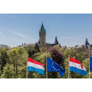 Lais Puzzle - Flaggen der Europäischen Union und Luxemburgs mit dem Bankenmuseum im Hintergrund, sonniger Tag mit blauem Himmel in Luxemburg - 1.000 Teile