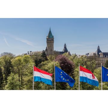 Lais Puzzle - Flaggen der Europäischen Union und Luxemburgs mit dem Bankenmuseum im Hintergrund, sonniger Tag mit blauem Himmel in Luxemburg - 2.000 Teile