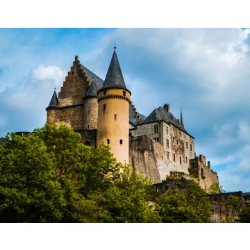 Lais Puzzle - Märchenhaftes mittelalterliches europäisches Schloss auf einem Hügel - Schloss Vianden im Norden Luxemburgs mit grünen Bäumen und bewölktem Himmel im Sommer - 40, 100, 200, 500, 1.000 & 2.000 Teile