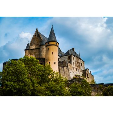 Lais Puzzle - Märchenhaftes mittelalterliches europäisches Schloss auf einem Hügel - Schloss Vianden im Norden Luxemburgs mit grünen Bäumen und bewölktem Himmel im Sommer - 1.000 Teile
