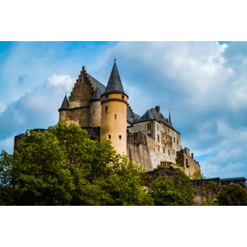 Lais Puzzle - Märchenhaftes mittelalterliches europäisches Schloss auf einem Hügel - Schloss Vianden im Norden Luxemburgs mit grünen Bäumen und bewölktem Himmel im Sommer - 2.000 Teile